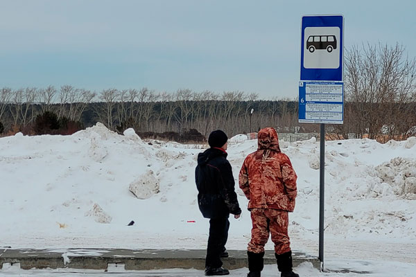 По пути следования автобуса нового маршрута № 6 в Каменске-Уральском установили указатели с расписанием — для удобства пассажиров