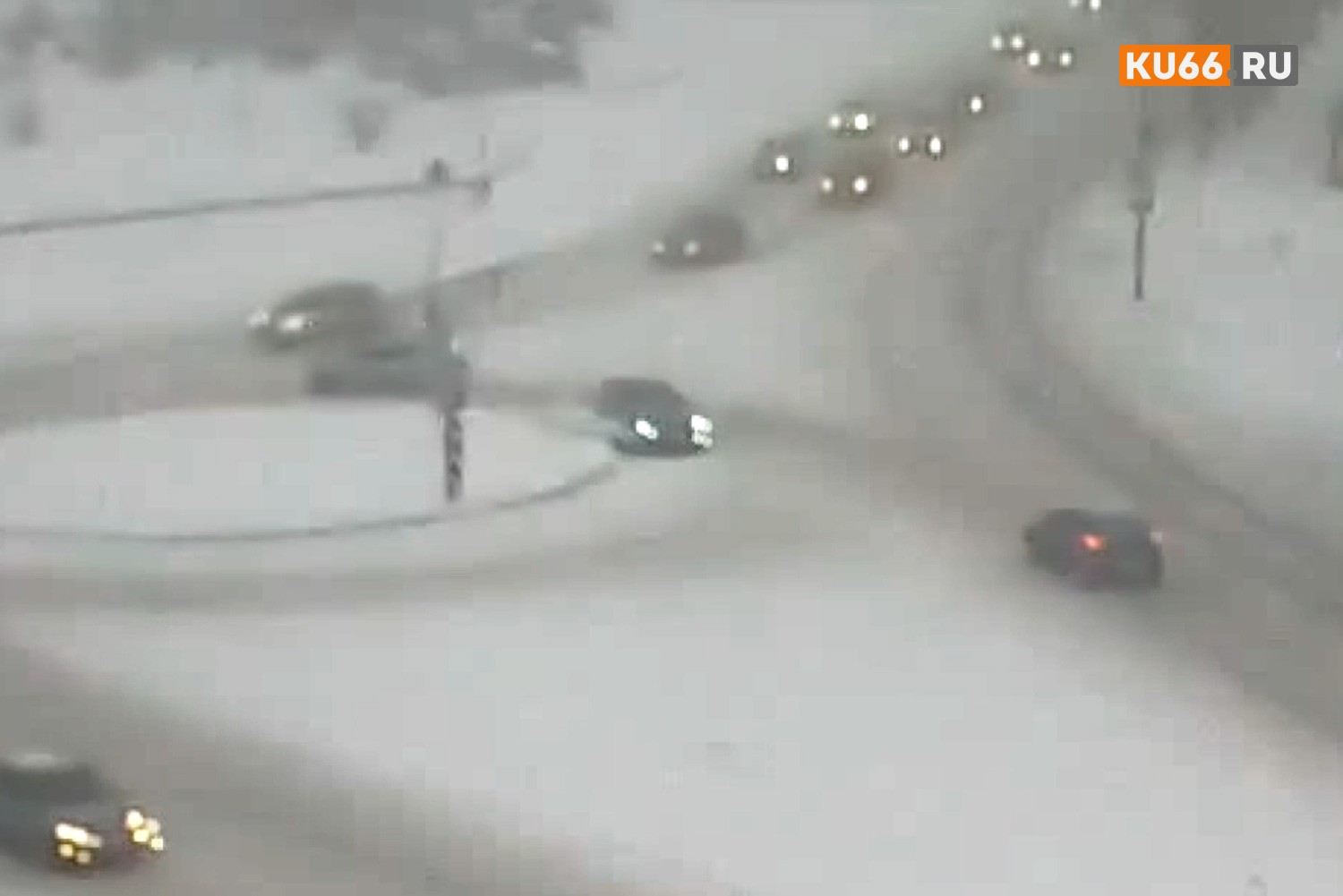 Очень странно: в Каменске-Уральском легковушка протаранила клумбу рядом с мэрией. Судя по видео, автомобиль просто ехал прямо...