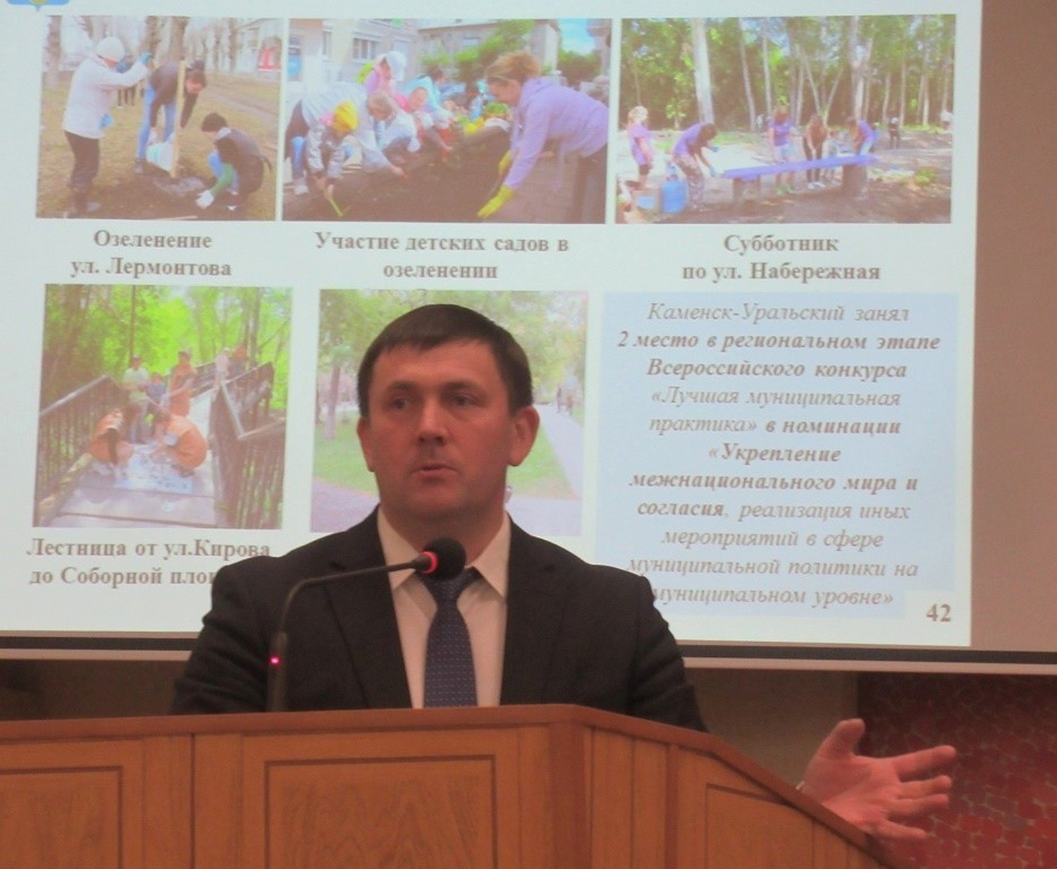 Мэр Каменска Алексей Шмыков продолжает «рейд» по предприятиям – на сей раз посетил ПО «Октябрь». Какие вопросы звучали и что отвечал глава?