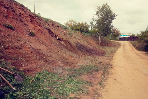 Пилили, косили, убирали мусор: заводчане откликнулись на просьбу из мэрии и пришли, чтобы вдесятером прибраться у скалы «Богатырек»