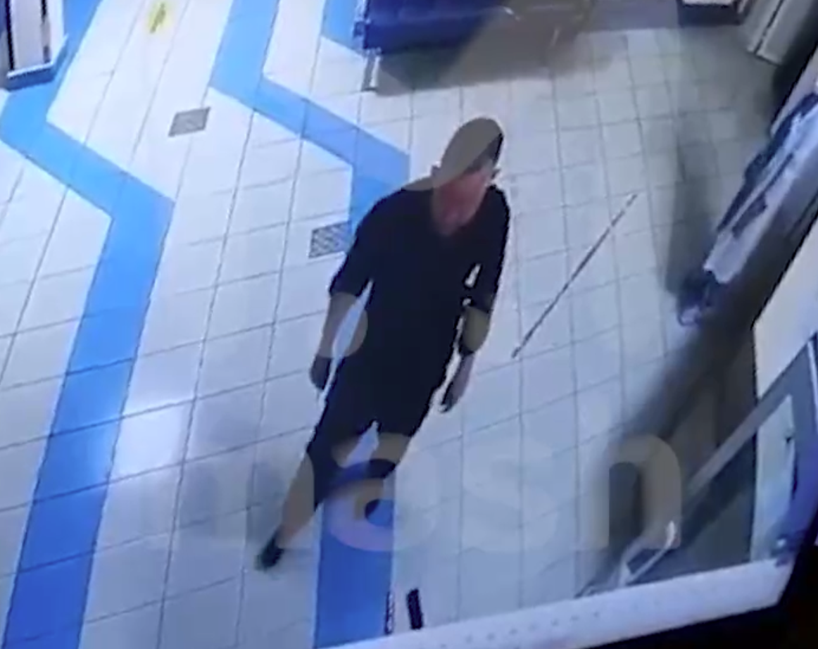 На Урале пациент с ножницами заставил врачей действовать быстро и решительно | На Урале неадекватный пациент с ножницами попытался напасть на медперсонал