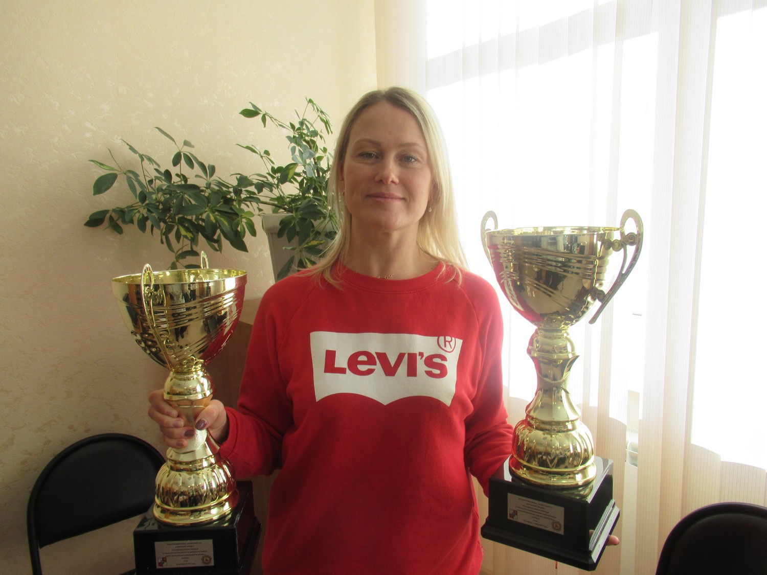 Девчонки ансамбля «Каскад» из Каменска-Уральского вернулись из Сочи с самыми большими и тяжелыми кубками за всю историю коллектива