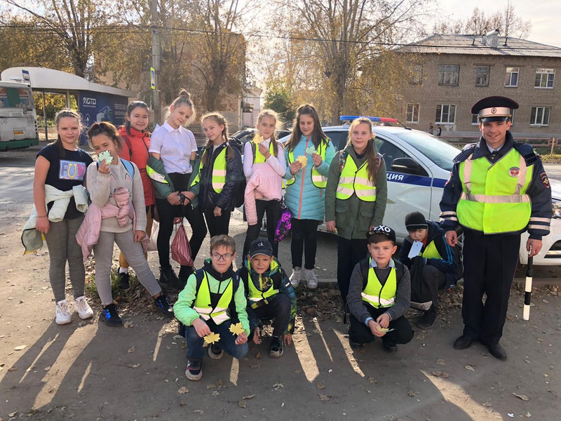 Дети ловили нарушителей на пешеходнике у школы № 25 в Каменске-Уральском: показывали, как переходить правильно, грозили пальцем...