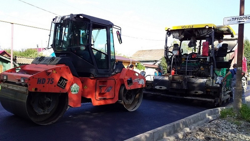 Делают искусственные неровности, выставляют бортовой камень: ремонт ул. Мичурина в Каменске-Уральском — на стадии завершения...