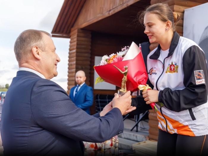 «Золото в 17 лет»: школьница из Каменска-Уральского обошла взрослых соперников в стрелковом соревновании | В Каменске-Уральском уральские стрелки взяли золото и бронзу на турнире
