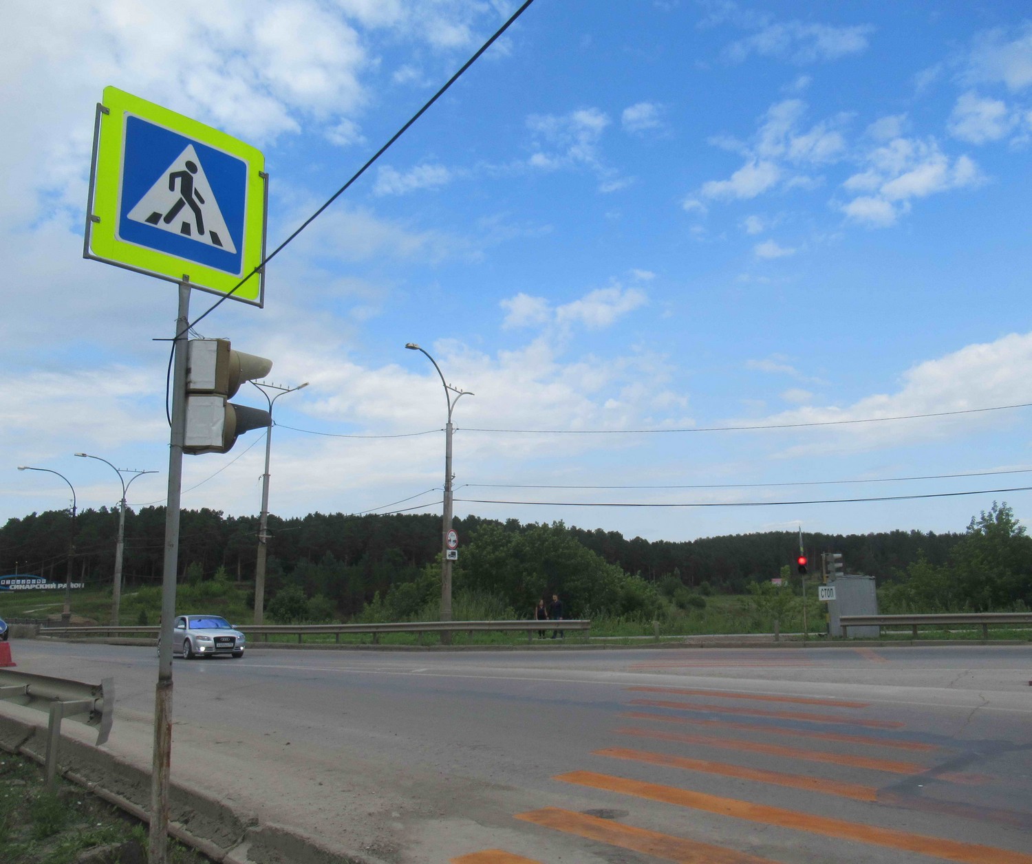 В Каменске-Уральском перед Байновским мостом ради пешеходов нанесли временную разметку и установили светофоры. «Изменения дисциплинируют!»