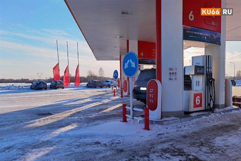Как изменились цены на бензин и дизель в Свердловской области с начала осени | Бензин АИ-92 в Свердловской области подорожал почти на 3 рубля с начала осени
