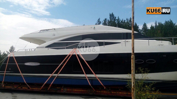 Жители Каменска-Уральского заметили: по трассе перевозят то, чего меньше всего можно ожидать - то ли яхту, то ли корабль. ФОТО