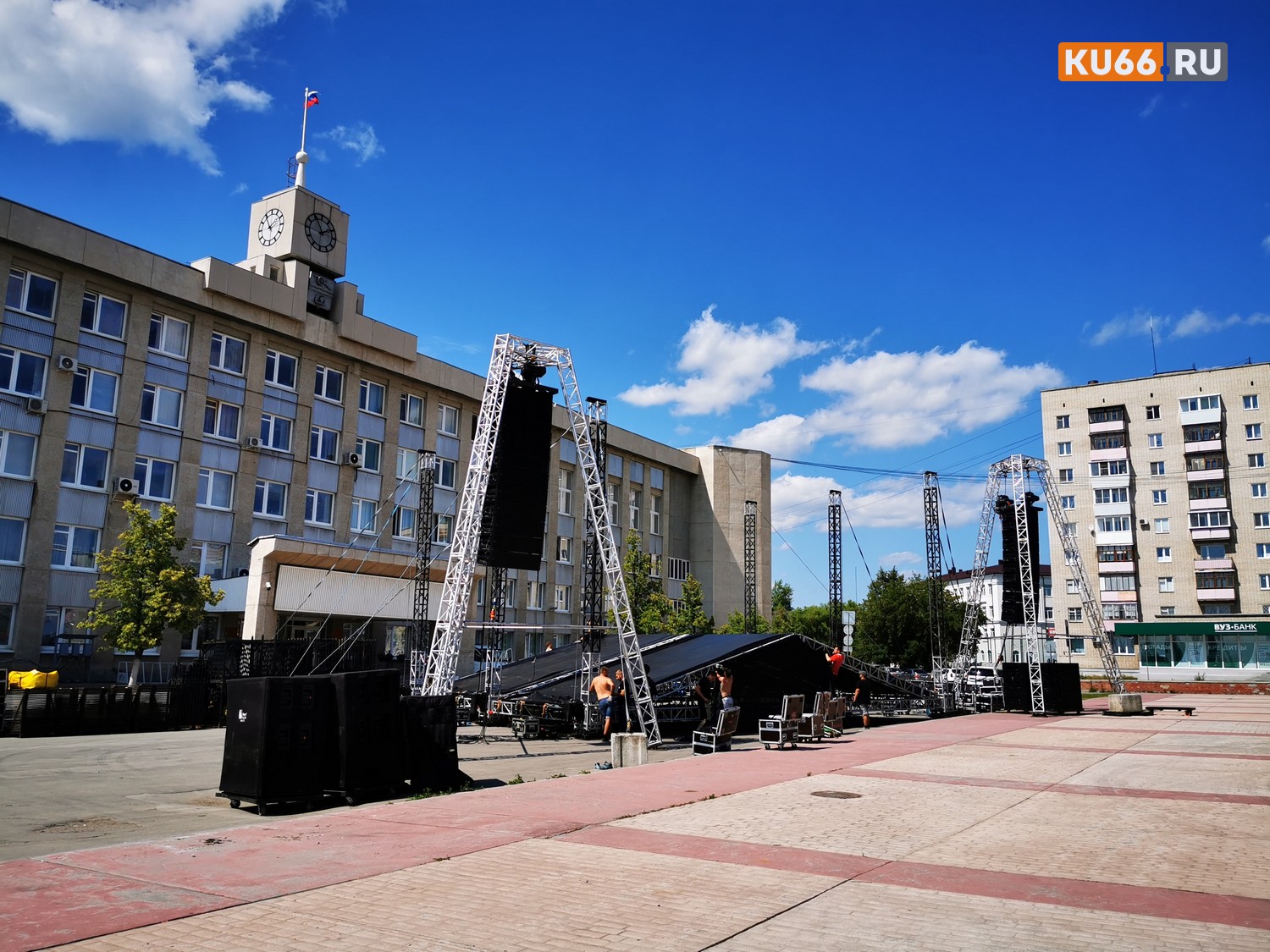 Финишная прямая: в пятницу Каменск-Уральский отметит День рождения. У мэрии уже почти готова сцена, а по городу - афиши с программой