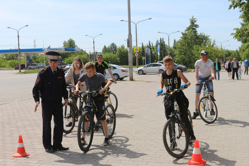 Ездили змейкой и получили памятки «ПДД для велосипедистов». Госавтоинспекторы Каменска-Уральского объясняло байкерам, как гонять по правилам