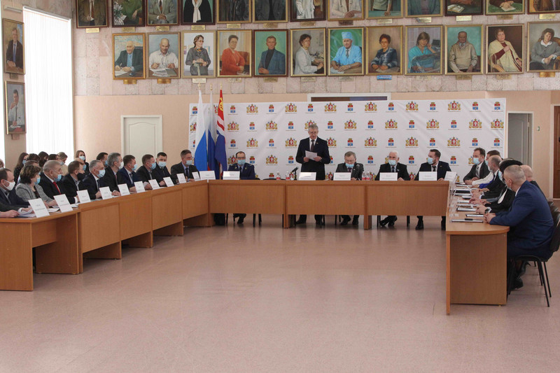 Выборы мэра Каменска-Уральского: поздравляя Герасимова, спикер Пермяков вспомнил успехи Якимова и Шмыкова, а про взяточника Астахова умолчал