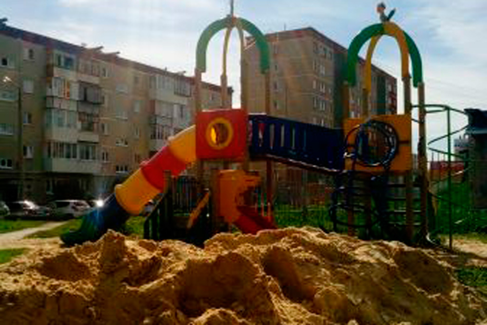 Во дворы домов в Каменске завозят свежий песок. В УК «ДЕЗ» говорят: «Это для того, чтобы с наступлением лета ребятне было где играть»