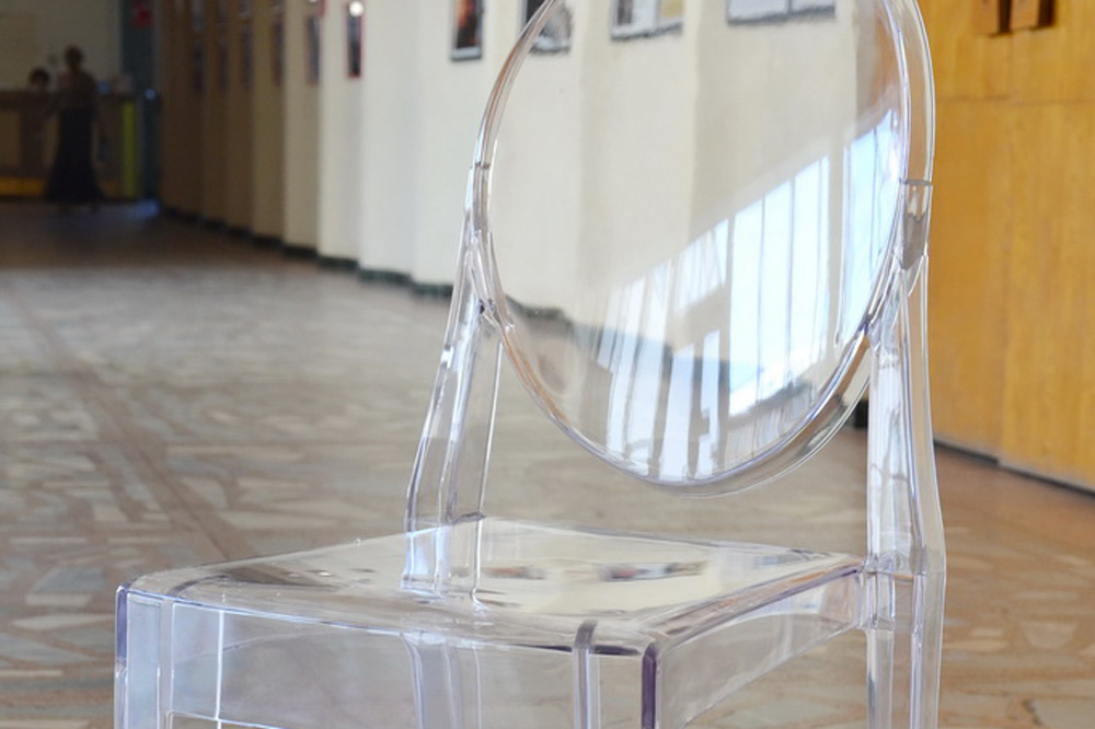 Десять стульев из прозрачного пластика закупила Драма в Каменске. Два оставят про запас, восемь будут активно использовать. Когда и где?