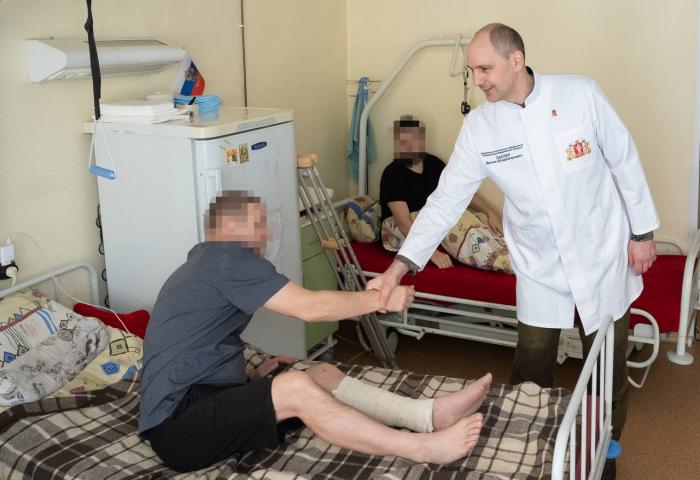 Денис Паслер встретился с ранеными бойцами СВО и пообещал улучшить их условия | Врио губернатора Свердловской области посетил ветеранов и участников СВО