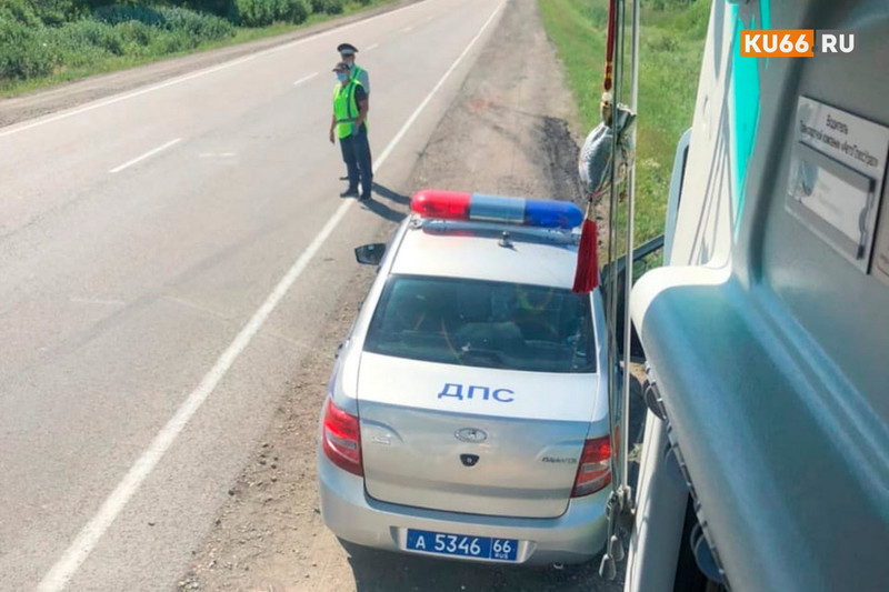 «Дети не могли выйти в туалет». Гаишники остановили автобус под Каменском-Уральским — проверяли водителя. Инспектор был с признаками ОРВИ