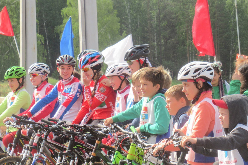 Старались все: в Каменске-Уральском прошел кросс на личных велосипедах. Несмотря на жуткую грязь после дождя, почти никто не упал