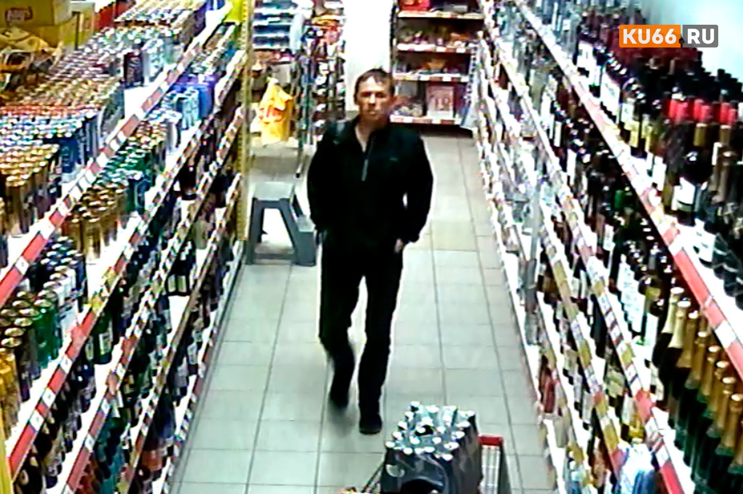 Любитель дорогостоящего коньяка из Каменска-Уральского — из магазина он спер три бутылки! — попал на записи камер видеонаблюдения