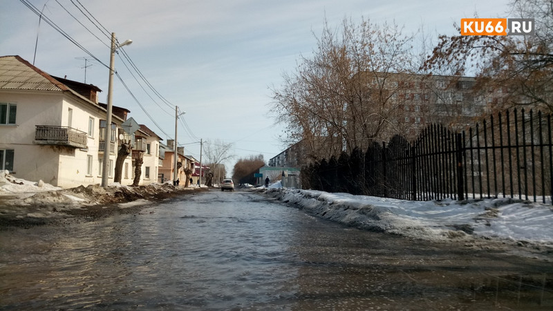Во дворах домов коммунальщики Каменска-Уральского проводят оригинальную сезонную работу — откачивают лужи, которые глубже 20 сантиметров