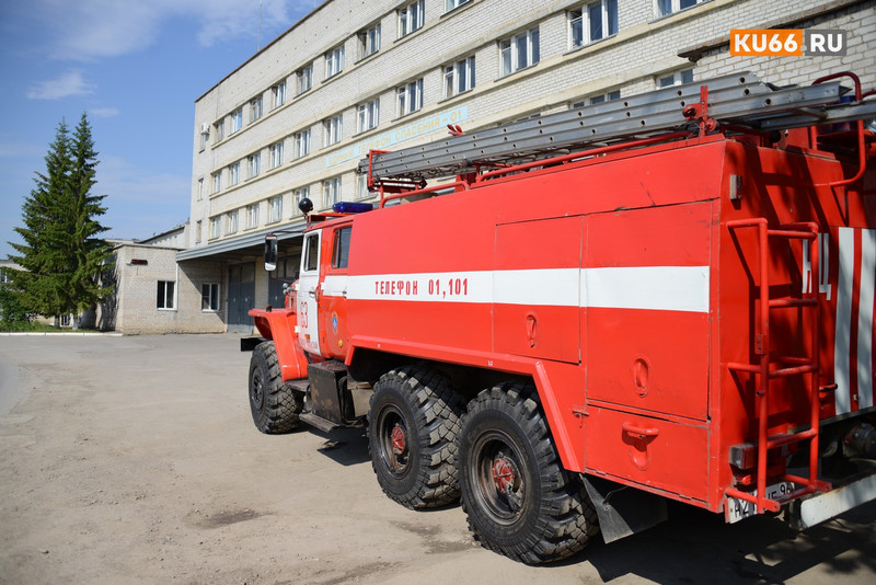 Из пожара в доме по ул. Октябрьская в Каменске-Уральском спасатели вывели несколько местных жителей, а потом потушили огонь за 15 минут