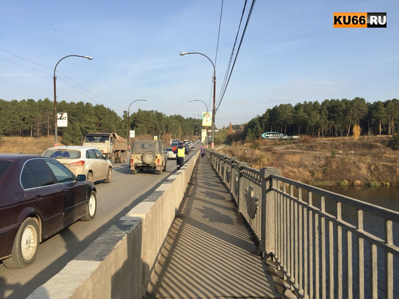 На Байновском мосту в Каменске-Уральском столкнулись сразу несколько автомобилей. Из-за аварии возник затор. ВИДЕО, ФОТО