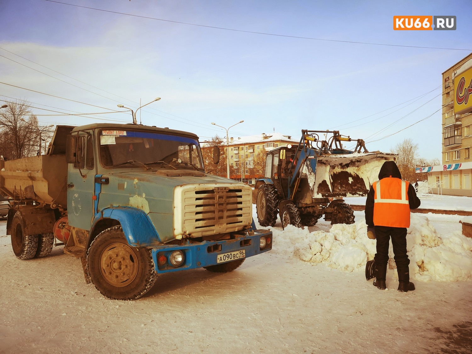 В Каменске из дворов вывезли 400 «кубов» снега. Коммунальщики уверяют: мониторинг ведется ежедневно, но нет смысла убирать кучи часто