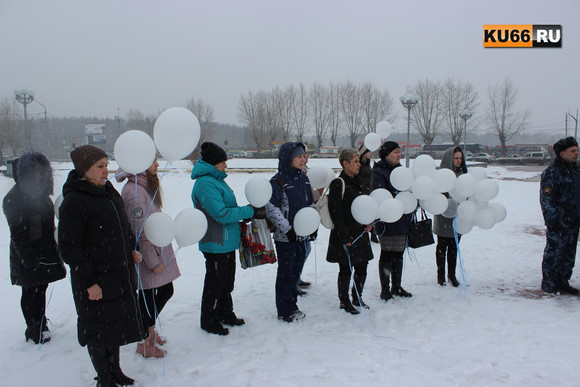 В день национального траура жители Каменска-Уральского продолжали скорбеть по погибшим на пожаре в Кемерово - запускали в небо белые шары...
