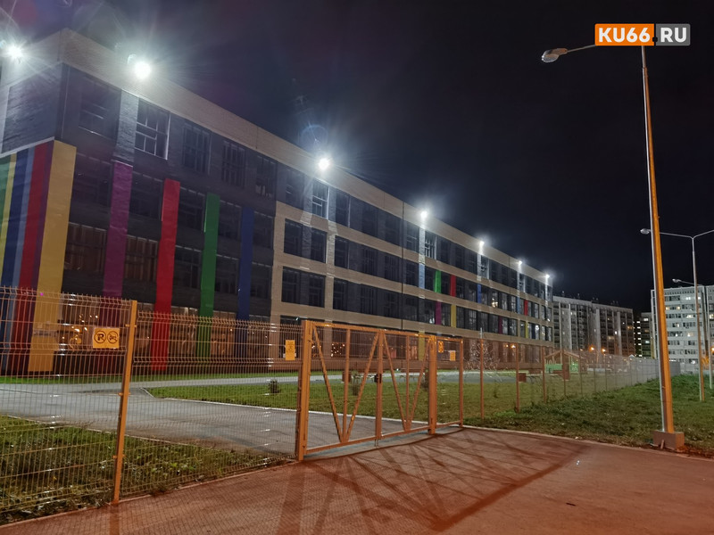 Охрана не дорабатывает или всем плевать? Каменцы сняли, как прямо по кровле школы «Аксиома» в микрорайоне Южный бегают дети