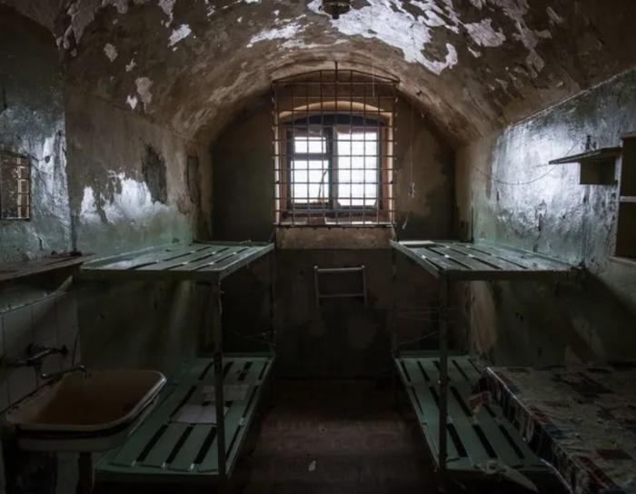 490 тысяч за ночь в тюрьме: россиянам предлагают тур по СИЗО с «мастер-классами зэков» | В Санкт-Петербурге открыли ночной тур по тюрьме «Кресты»