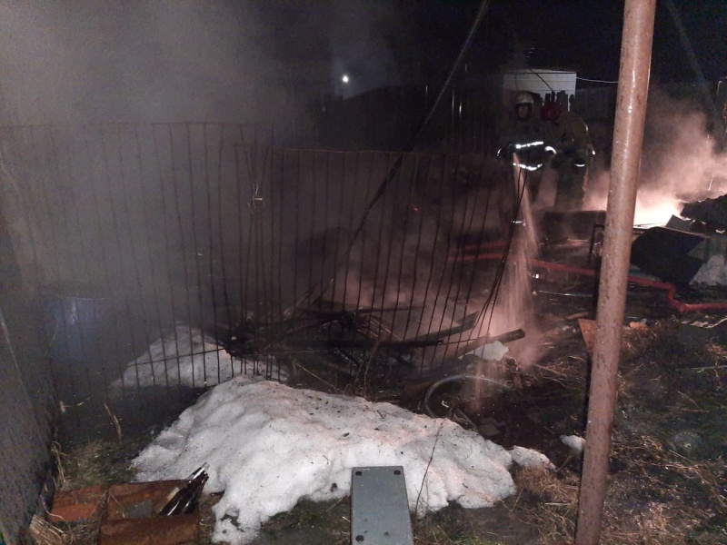 Этой ночью в селе под Каменском-Уральским вспыхнул крупный деревянный сарай — тушить спасателям помогали местные добровольцы