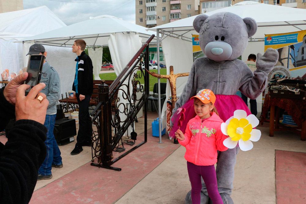 Пресс-служба мэрии радостно сообщает: первую экскурсию по объектам Каменска-Уральского для жителей провел сотрудник в костюме мишки Тедди