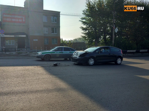 Молодая женщина-водитель за рулем Citroen утром так спешила на работу, что въехала в ВАЗ в Каменске-Уральском. И в итоге явно опоздала… ФОТО