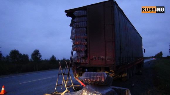 Водитель КамАЗа получил сотрясение мозга и множественные ушибы. Подробности столкновения большегрузов под Каменском-Уральским. ФОТО Водитель КамАЗа получил сотрясение мозга и множественные ушибы. Подробности столкновения большегрузов под Каменском-Уральским. ФОТО