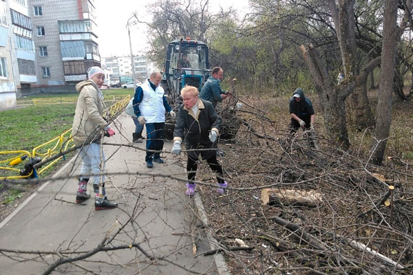 Жители дома в Каменске, чьи окна смотрят на Байновский сад, вышли на субботник. Сказалась благодарность, что их двор недавно благоустроили