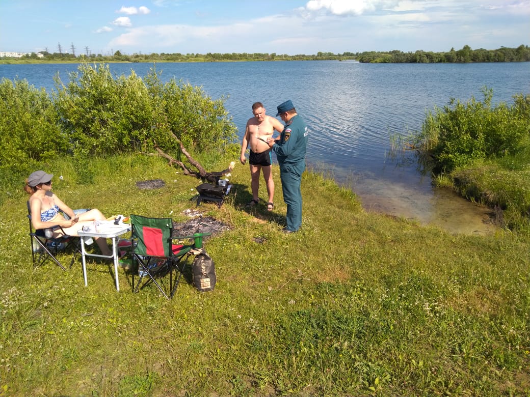 Спасатели и чиновники пришли на пляж в Каменске-Уральском, чтобы погрозить людям пальцам и напомнить о правилах поведения на воде