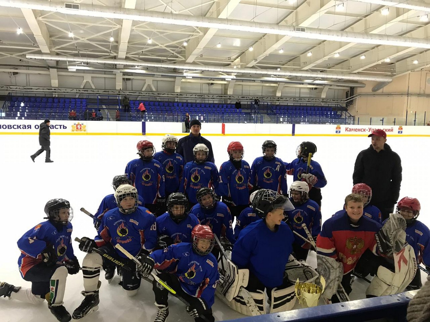 «Вкатились в сезон хорошо»: каменская команда мальчишек-хоккеистов во главе с девочкой разгромили соперников из Байкалово со счетом 7:1