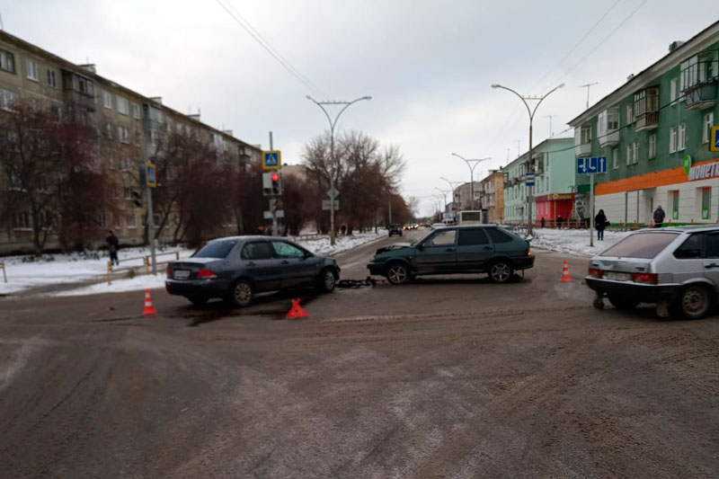 Мицубиси Лансер и Лада столкнулись на перекрестке улиц Калинина и Шестакова в Каменске-Уральском. Есть спорные моменты, ищут свидетелей