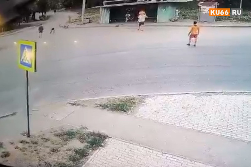 Это что-то новенькое. Молодежь на проезжей части дороги в поселке Каменска-Уральского играла бумерангом, хотя рядом мчались фуры...