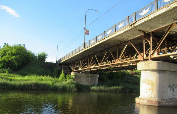 В Каменске-Уральском начались первые работы по ремонту Байновского моста — сменили чугунные ограждения, ищут подрядчика на глобальное дело