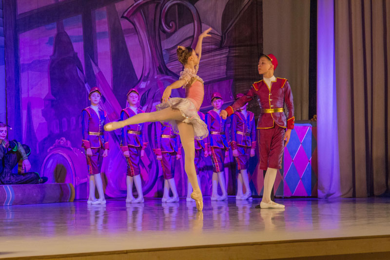 «Время быстро прошло, уже конец сказки»: 500 юных школьников Каменска-Уральского увидели спектакль, приобщивший их к культурному наследию