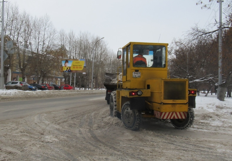 Сначала пешеходники и остановки. В мэрии рассказали про уборку снега в Каменске. Почему офисники и парковки ТЦ могут остаться в сугробах?
