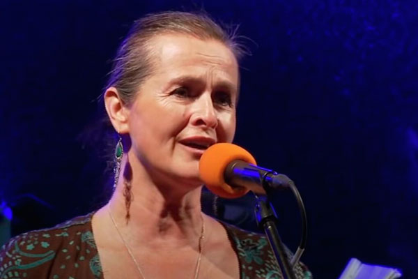 Чешская певица умерла после того, как намеренно заразилась COVID-19