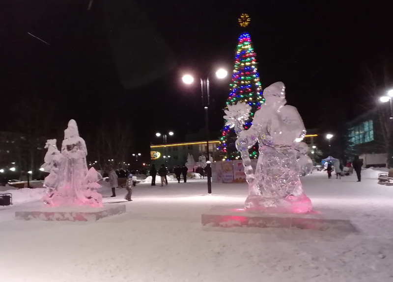 У «Современника» - изящные скульптуры, на центральной площади — герои любимых мультиков. В Каменске-Уральском открыли елочные городки!