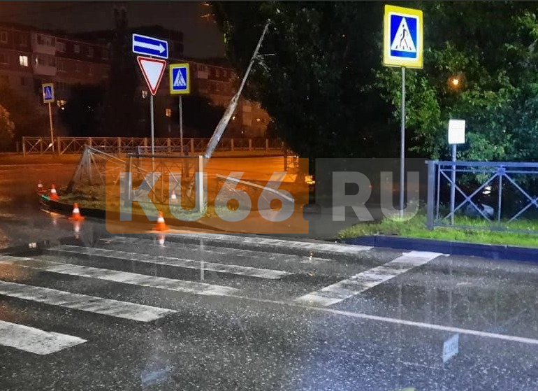 Снесла светофор: в Каменске-Уральском женщина-водитель попала в ДТП. Видео | В Каменске-Уральском женщина-водитель врезалась в светофор