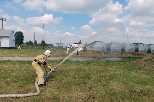 Во время грозы у военных в Каменске произошел пожар - вспыхнула цистерна с авиакеросином. Огнеборцев не хватало. Это легенда учений
