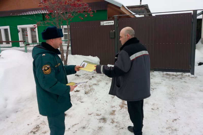 В праздники спасатели обходили жилые дома и рассказывали посетителям ледовых городков в Каменске-Уральском, что делать, если елка загорелась