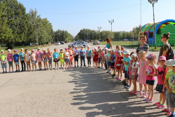 Предстоящему новому учебному году посвящается. В поселке Ленинский состоялся праздник по безопасности дорожного движения