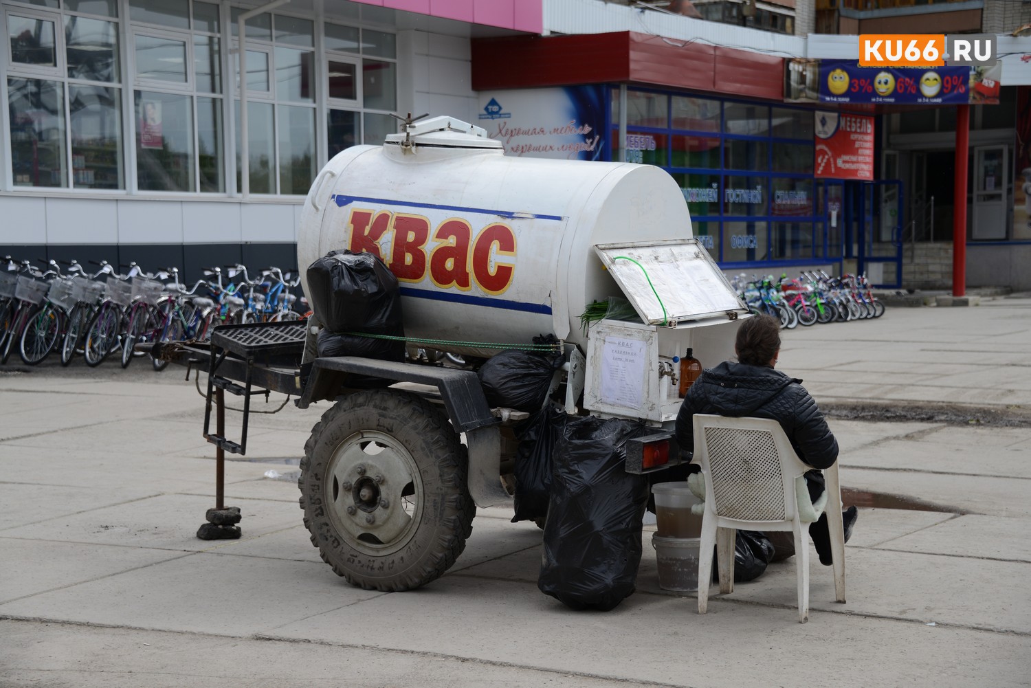 На улицы Каменска-Уральского выкатили бочки с квасом. Ажиотажа пока нет – продавцы томятся в ожидании покупателей и жаркой погоды