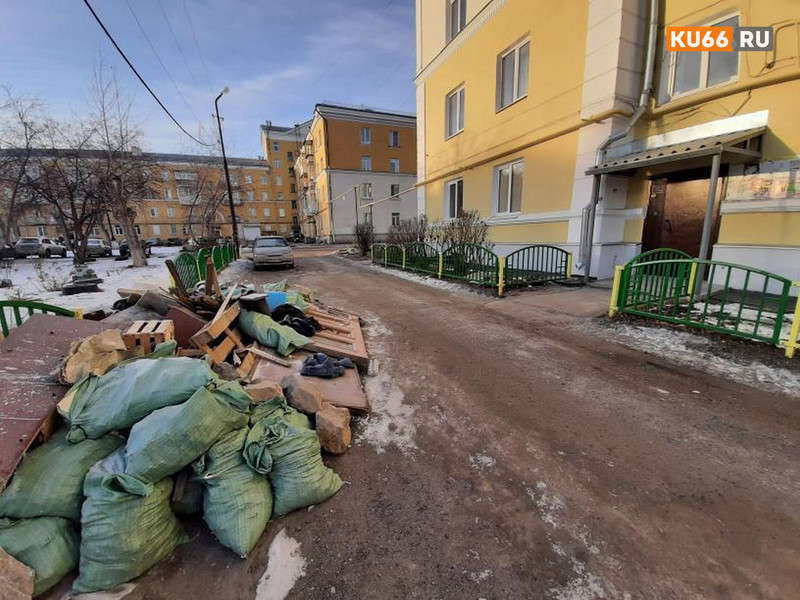У дома в Каменске-Уральском остались кучи строительного мусора после ремонта в подвале. Он лежит здесь уже 2,5 недели