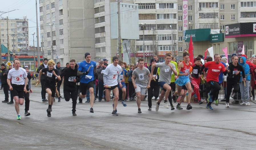 Математика легкоатлетической эстафеты в Каменске-Уральском: 1200 участников, шесть забегов и 12 этапов. Кто лучший, а кто в отстающих?