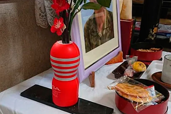 Японец случайно украсил урну с прахом покойной жены секс-игрушкой